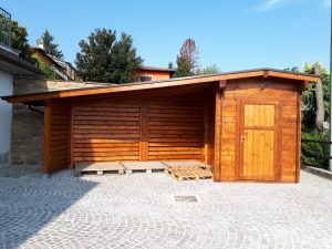 legnaia in abete perfettamente incorporata a casetta block-haus.