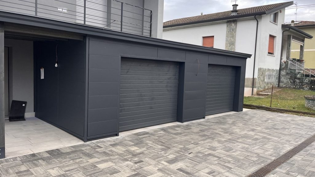 struttura in legno a telaio, rivestimento in alluminio, fissaggi a scomparsa.